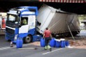 LKW blieb unter Bruecke haengen Koeln Ehrenfeld Innere Kanalstr Hornstr P106